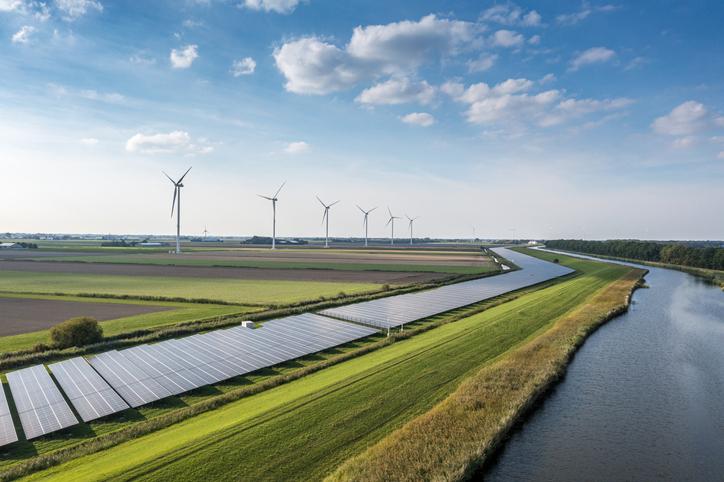 Windenergie und Solarenergie. Foto: pidjoe (getty images)